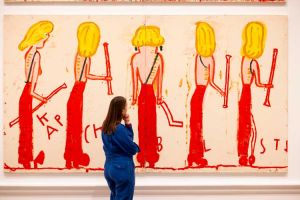 Rose Wylie, NK (Syracuse Line-up), 2014. Courtesy private collection, Choi&Choi Gallery and Jarilager Gallery. Installation view, Rose Wylie: the Picture Comes First, Royal Academy of Arts, London, 28 February - 19 April 2026. Photo © Royal Academy of Arts, London / David Parry. © Rose Wylie.