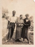 Anonymous, Francis Smith, Berthe Weill, and Yvonne Mortier-Smith in Saint-Tropez, 1924. Photograph, 11 × 8.5 cm. Pierre Brethes Collection. © Musée d’Orsay / Allison Bellido Espichan.