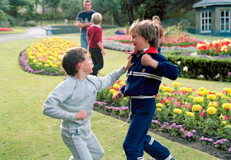 Tom Wood, Brothers fighting, Vale Park, 1980s. © the artist.