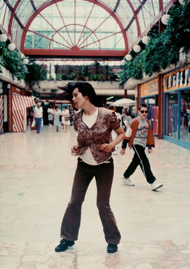 Gillian Wearing, Dancing in Peckham, 1994. Colour video, with sound, 25 min. Solomon R. Guggenheim Museum, New York, Gift, Tracy and Gary Mezzatesta 2017.50. © Gillian Wearing, courtesy Maureen Paley, London; Tanya Bonakdar Gallery, New York/Los Angeles; and Regen Projects, Los Angeles.