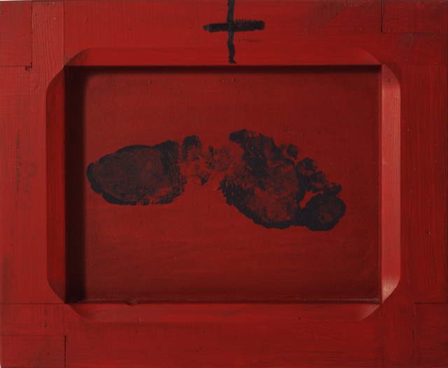 Antoni Tàpies, Petjada sobre vermell (Footprint on Red), 2000, 38 x 46 cm. © Antoni Tàpies. Courtesy Waddington Custot.