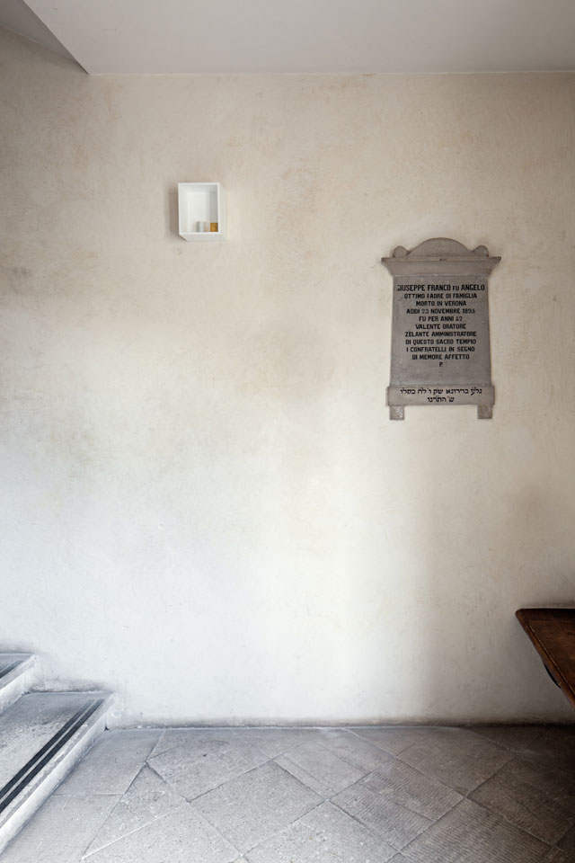 Edmund de Waal, Adonai, 2019. Jewish Museum, stairwell. Part of Psalm, an exhibition in two parts at the Jewish Museum and Ateneo Veneto, Venice. Porcelain, gold, alabaster, aluminium and plexiglass, 21 x 17 x 10 cm. © Edmund de Waal. Courtesy of the artist. Photo: Fulvio Orsenigo.