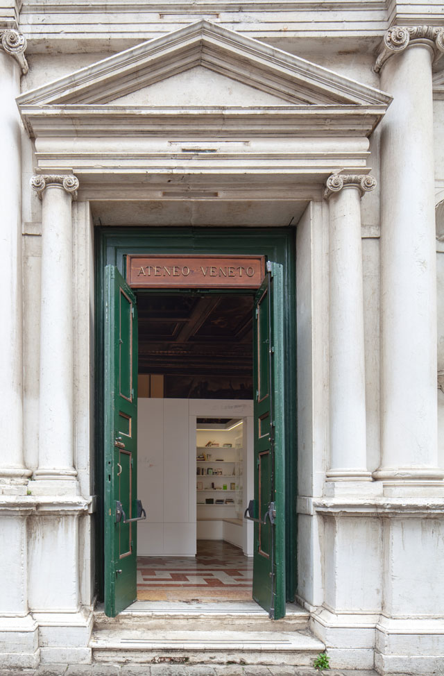 Edmund de Waal, the library of exile, 2019. Atone Veneto entrance. Part of Psalm, an exhibition in two parts at the Jewish Museum and Ateneo Veneto, Venice. © Edmund de Waal. Courtesy of the artist. Photo: Fulvio Orsenigo.