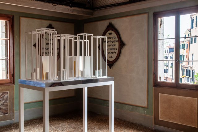 Edmund de Waal, sukkah, 2019, Jewish Museum, Sukkah Room. Part of Psalm, an exhibition in two parts at the Jewish Museum and Ateneo Veneto, Venice Porcelain, gold, steel, aluminium and plexiglass, 184.5 x 126 x 69 cm. © Edmund de Waal. Courtesy of the artist. Photo: Fulvio Orsenigo.