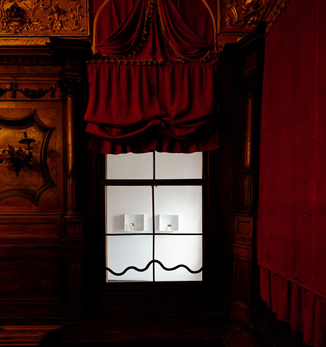 Edmund de Waal, tehillim, 2018, Jewish Museum, Canton corridor. Part of Psalm, an exhibition in two parts at the Jewish Museum and Ateneo Veneto, Venice. Porcelain, gold, marble, aluminium and plexiglass, 28 x 1,164 x 10 cm overall. © Edmund de Waal. Courtesy of the artist. Photo: Fulvio Orsenigo.