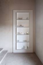 Edmund de Waal, a different breath, 2018. Jewish Museum, Stairwell. Part of Psalm, an exhibition in two parts at the Jewish Museum and Ateneo Veneto, Venice. Porcelain, platinum, silver, aluminium and glass, 272 x 94 x 12 cm overall. © Edmund de Waal. Courtesy of the artist. Photo: Fulvio Orsenigo.