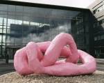 Franz West, Rrose/Drama, 2001. Aluminium and car-body paint, 210 × 540 × 240 cm. Telenor Art Collection. Photo © DR / All rights reserved .