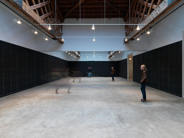 Mark Wallinger. The Human Figure in Space, 2007. Approx 4,800 m (3 miles) of kite string, mirrors, stencilled numbers, nails, wood, dimensions variable. Installation view at Aargauer Kunsthaus, Aarau, 2008. Photographer Tom Van Eynde.