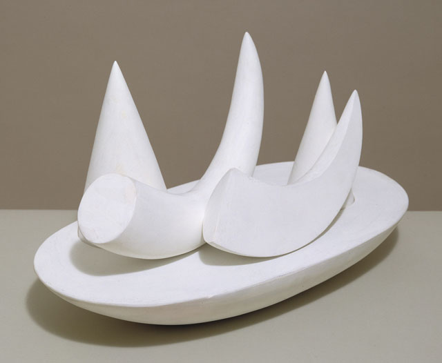 Paule Vézelay. Five Forms, 1935. Plaster, 28 x 38 x 25 cm. Tate © The estate of Paule Vézelay.