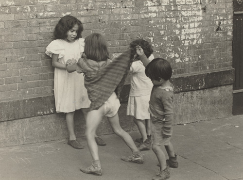 Helen Levitt. New York, vers 1940. Tirage argentique, 9 x 14.7 cm. Washington, National Gallery of Art © Estate of Helen Levitt. © Photograph courtesy of the National Gallery of Art, Washington.