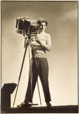 Margaret Bourke-White. Self-portrait with camera. Silver print, 34.9 x 22.7 cm. Los Angeles County Museum of Art (LACMA), Los Angeles. © Digital Image Museum Associates/LACMA/Art Resource NY/Scala, Florence.