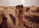 Helen Messenger Murdoch. Enfants de Bishareen, Assouan, Egypte, 1914. Autochrome (sous forme de projection). Bradford, National Media Museum. © Royal Photographic Society / National Media Museum Science & Society Picture library.