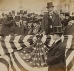 Jessie Tarbox Beals. Le Président des Etats-Unis Theodore Roosevelt, Edith Roosevelt et David Rowland à l’Exposition universelles de Saint-Louis, Missouri, 1904. Epreuve au gélatino-bromure d’argent, 18.4 x 19 cm. Washington, National Portrait Gallery, Smithsonian Institution. Digital image © National Portrait Gallery, Smithsonian Institution.