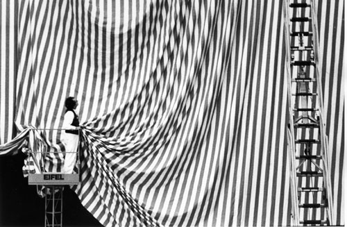 Benjamin Katz. Daniel Buren setting up his work <em>Without Title (red/white)</em> at the 'Westkunst' ('Art of the West') exhibition in Cologne, 1981 © VG Bildkunst, Bonn