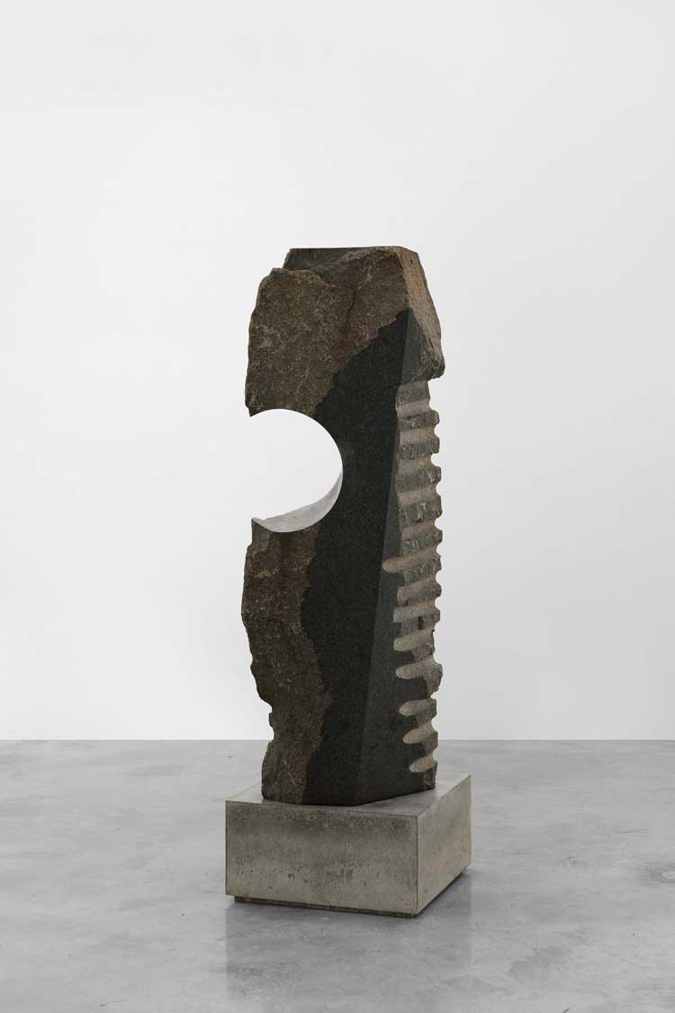 Minoru Niizuma (1930–1998). Black Mountain, 1986. Portuguese Black Granite, 54.33 x 16.54 x 15.75 in (138 x 42 x 40 cm). Courtesy The Estate of Minoru Niizuma and Tina Kim Gallery. Photo © Hyunjung Rhee.