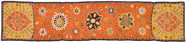 Zofia Kogut. Shawl, made in the Kraków Workshops, 1921. Batik-decorated silk, 216 x 47.5 cm. Image courtesy National Museum in Kraków. © NMK Photographic Department.