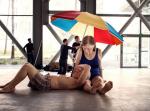 Ron Mueck. Couple under an umbrella © Ron Mueck. Set of the exhibition© Thomas Salva/Lumento for the Fondation Cartier pour l’art contemporain, 2013.