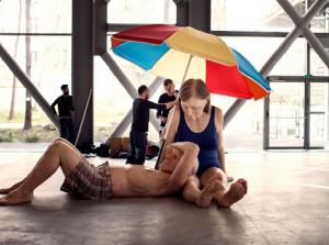 Ron Mueck. Couple under an umbrella © Ron Mueck. Set of the exhibition© Thomas Salva/Lumento for the Fondation Cartier pour l’art contemporain, 2013.