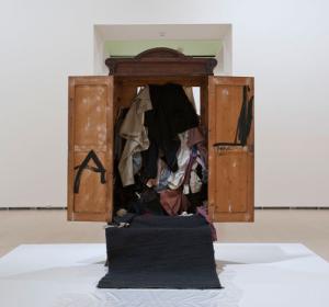 Antoni Tàpies. Armari [Wardrobe], 1973. 231 x 201 x 156 cm. Colección Fundació Antoni Tàpies, Barcelona. © Fundació Antoni Tàpies, Barcelona /VEGAP, Bilbao, 2013.